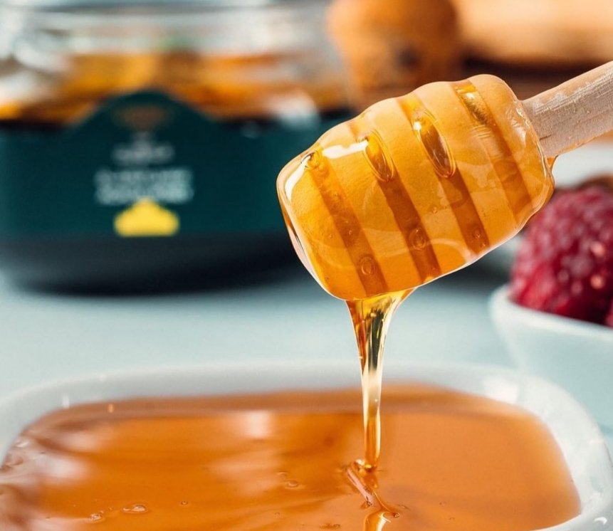 Person holding Al Owaid honey jar